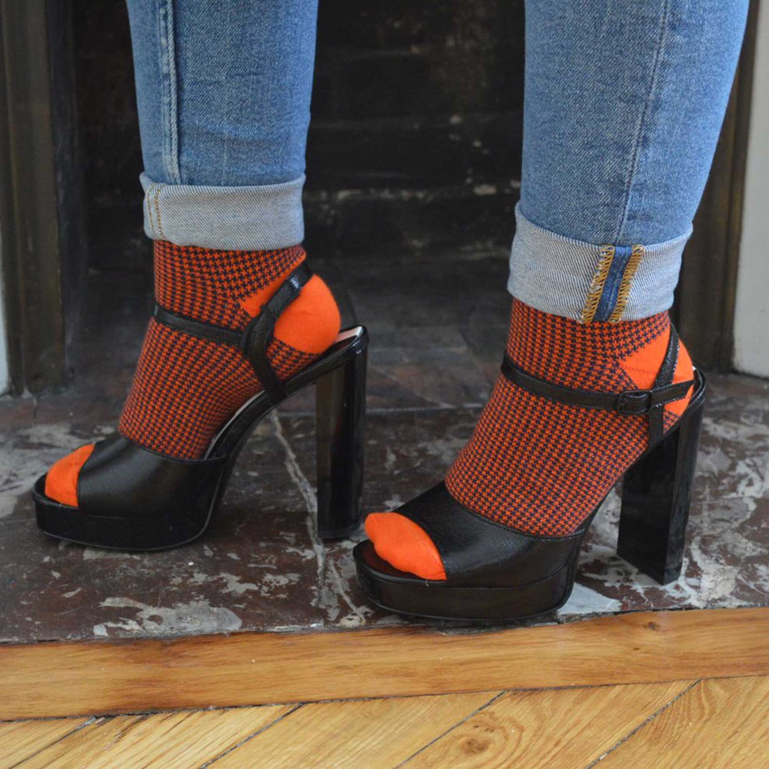Idée look "chaussettes oranges - talons" pour femmes motif pied de poule